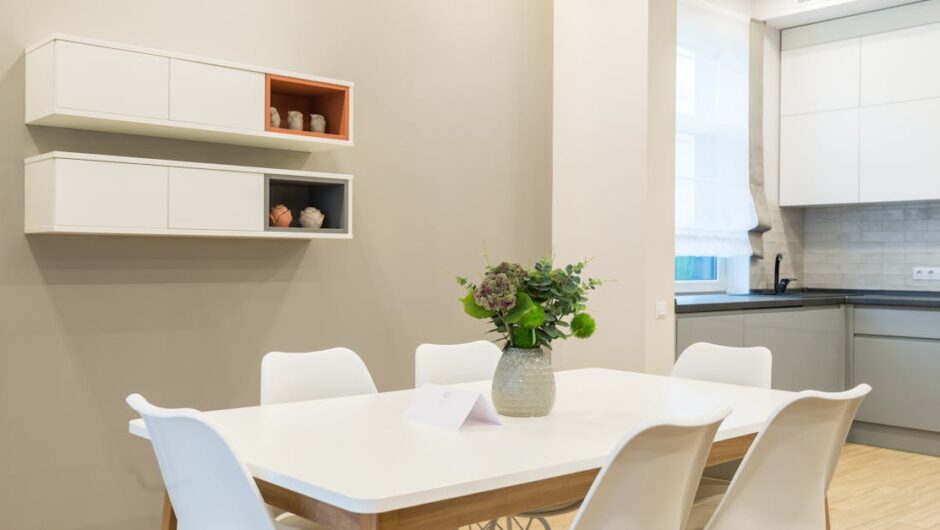 Półki z przezroczystego aerogelu w niszy okiennej – izolacja, światło i miejsce na dodatki w jednym