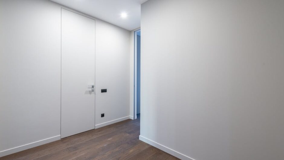 Listwy przypodłogowe 2w1: mikroogródek hydroponiczny z LED i pasywnym nawilżaniem – jak wprowadzić żywą zieleń w salonie, kuchni i sypialni