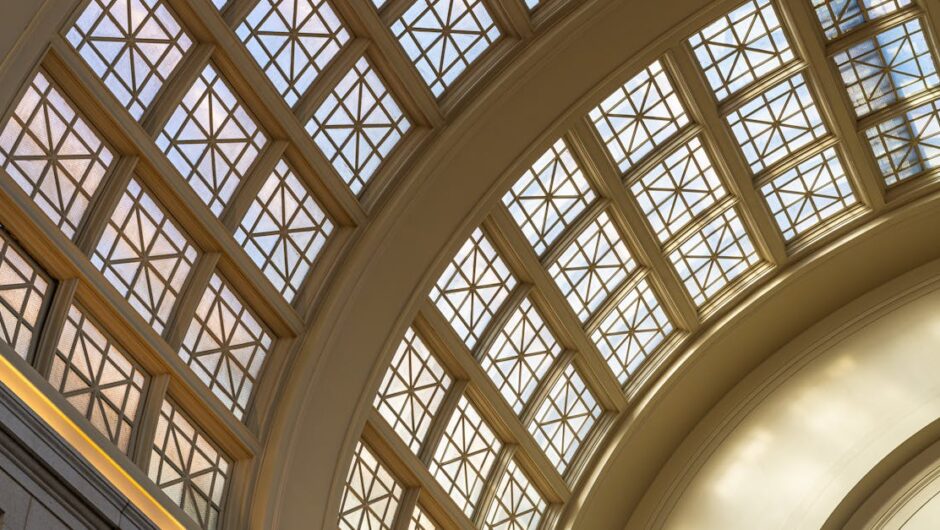 Kapilarny sufit chłodząco-grzewczy z tynkiem glinianym – cicha alternatywa dla klimatyzacji i grzejników w mieszkaniu