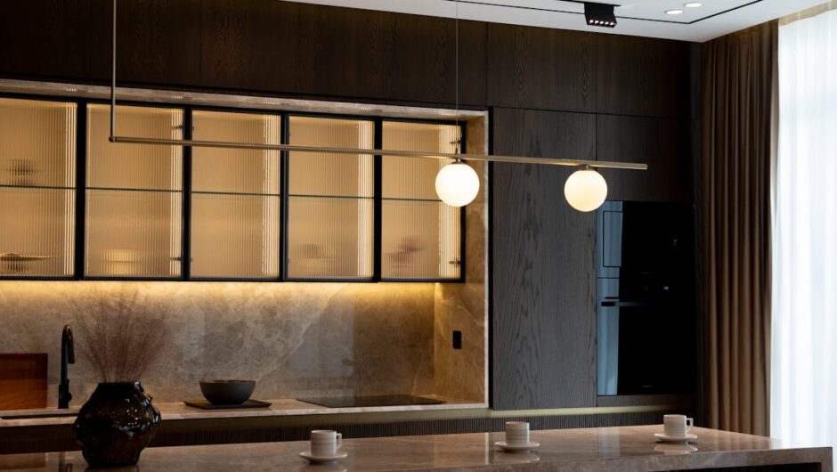 Domowa magistrala 24 V w listwach i meblach – ciche oświetlenie, ładowanie i automatyka bez zbędnych zasilaczy