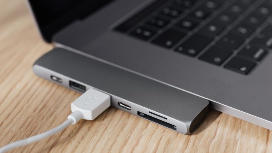 Listwy przypodłogowe z 24 V i USB-C PD – ukryta sieć DC w domu bez widocznych gniazdek