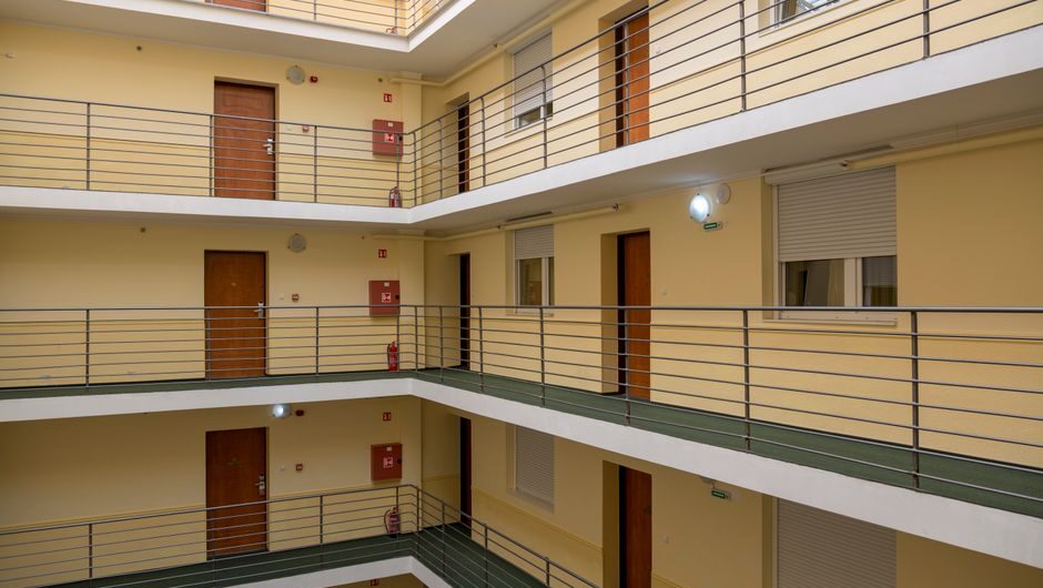 Jak zaplanować szafę wnękową w bloku z wielkiej płyty – poradnik krok po kroku z wymiarami i kosztami